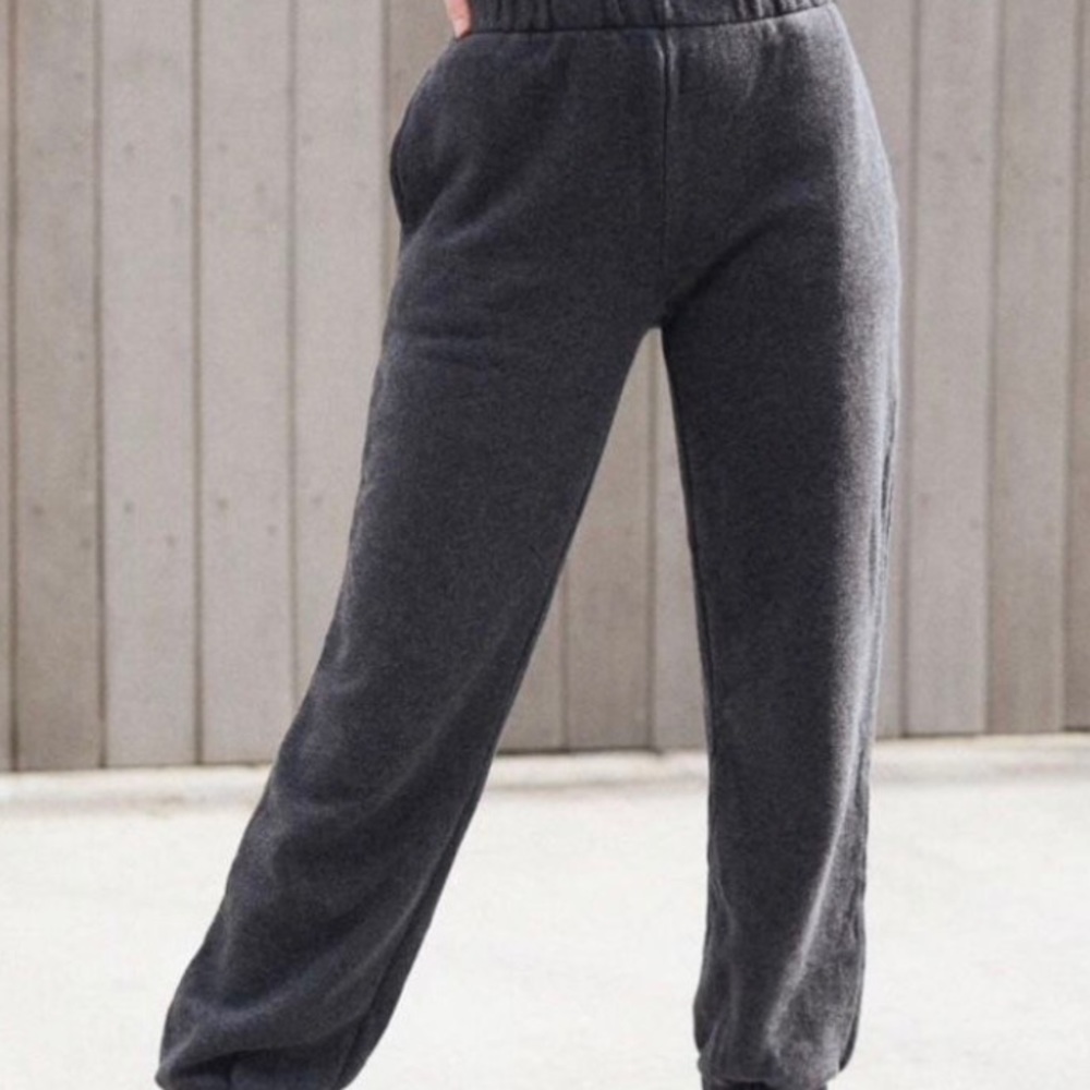 Brandy Melville dark grey rosa’s !